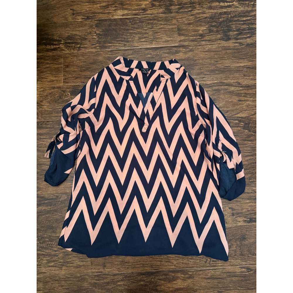 Rue21 Womens Navy Blue Peach Chevron Zigzag Roll Tab Sleeve Blouse Medium